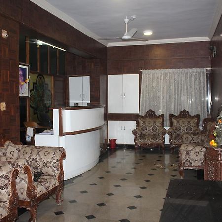 Royale Inn Vapi Bagian luar foto