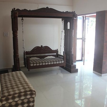 Royale Inn Vapi Bagian luar foto