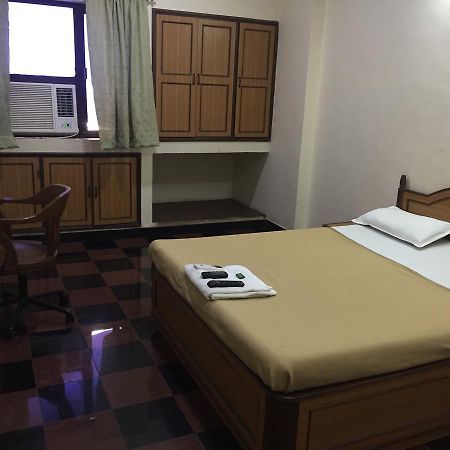 Royale Inn Vapi Bagian luar foto