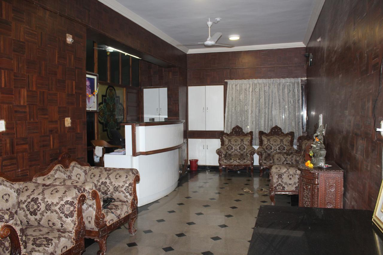 Royale Inn Vapi Bagian luar foto
