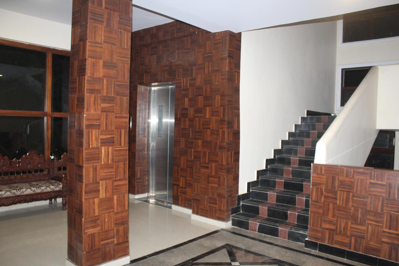 Royale Inn Vapi Bagian luar foto