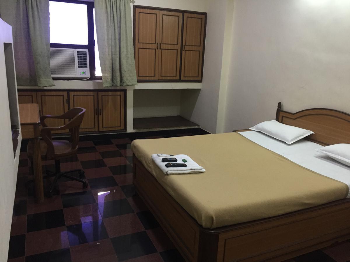 Royale Inn Vapi Bagian luar foto