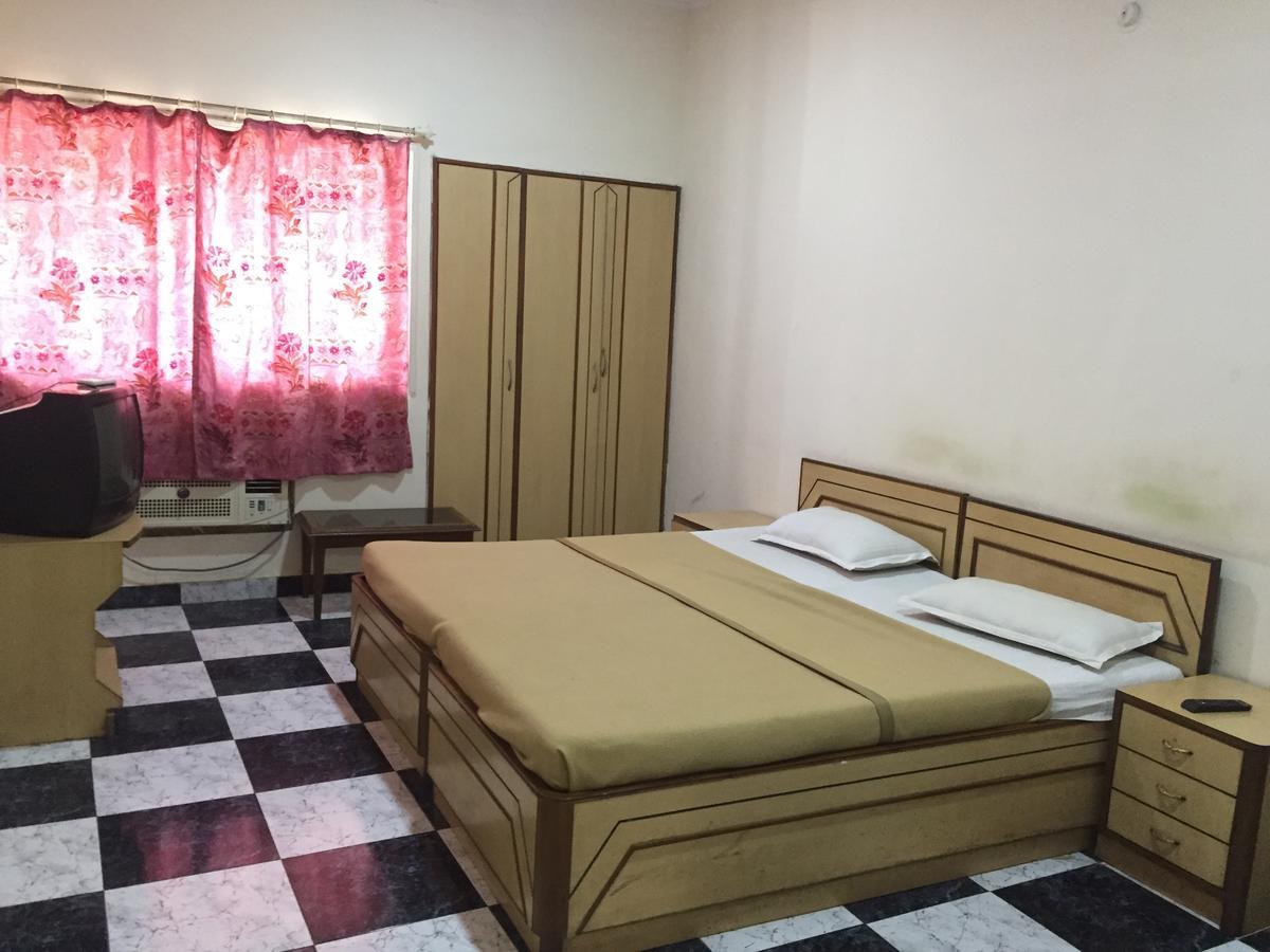 Royale Inn Vapi Bagian luar foto