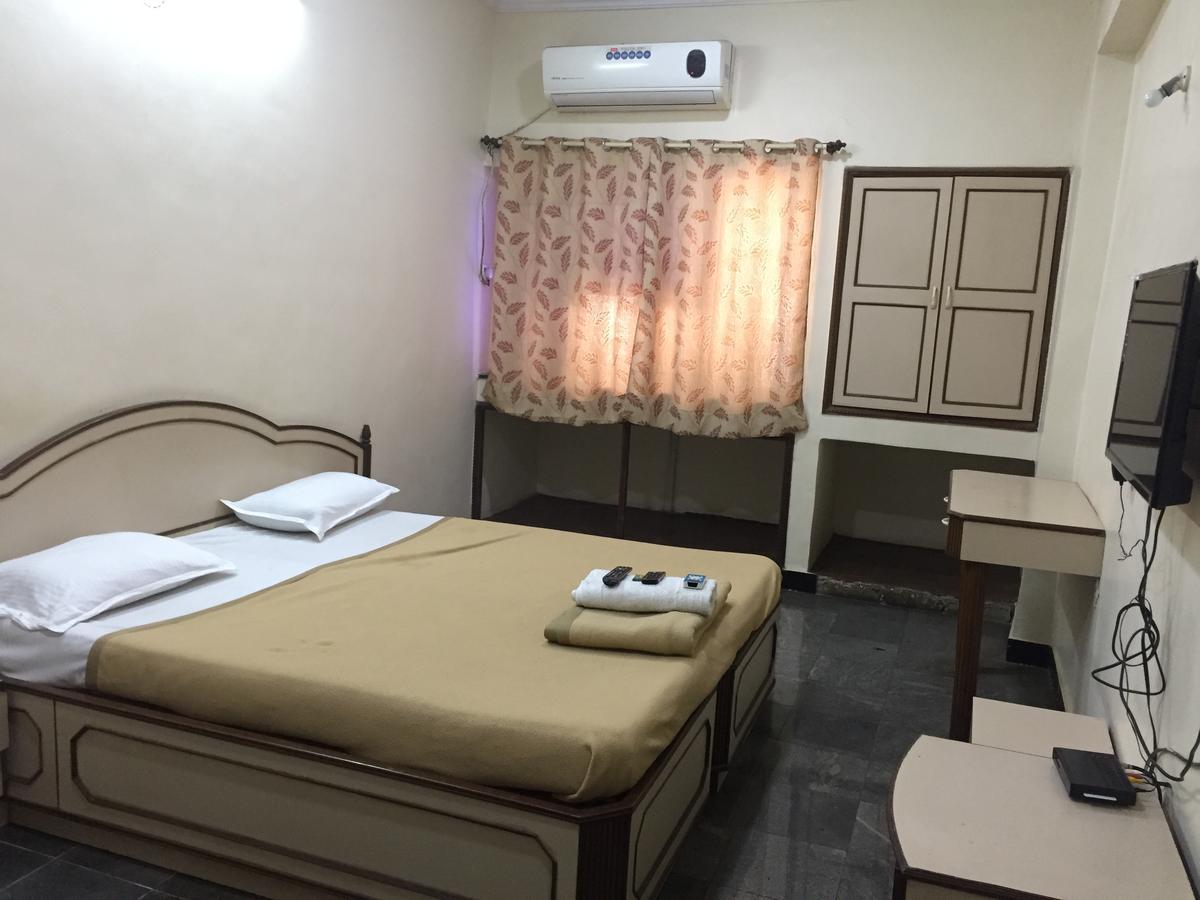 Royale Inn Vapi Bagian luar foto