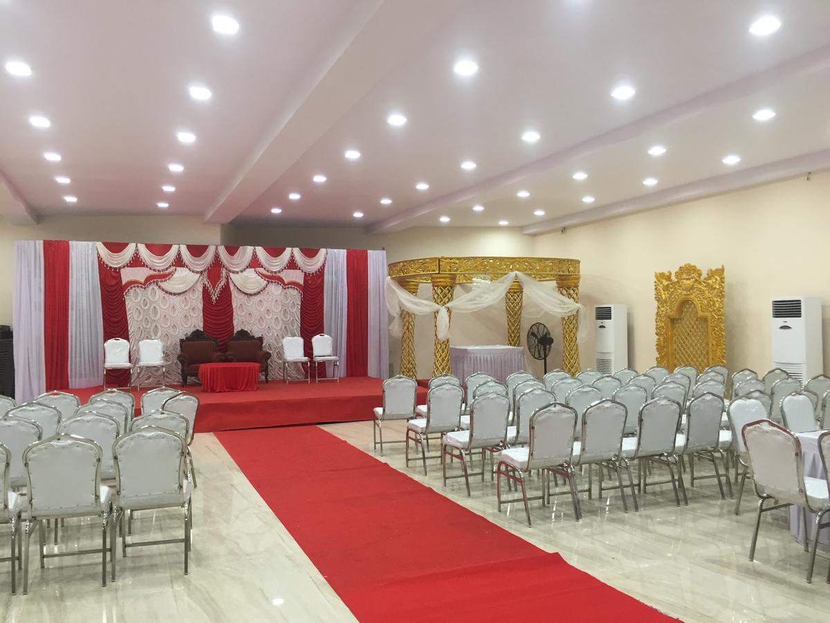 Royale Inn Vapi Bagian luar foto