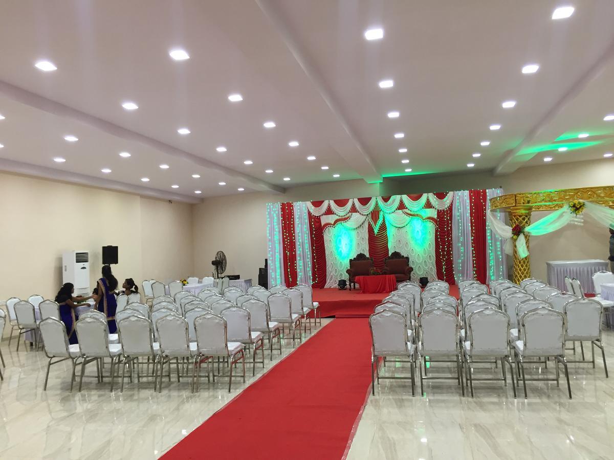 Royale Inn Vapi Bagian luar foto