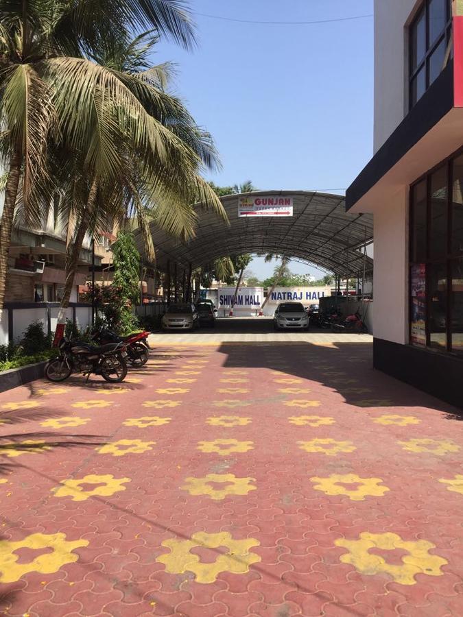 Royale Inn Vapi Bagian luar foto
