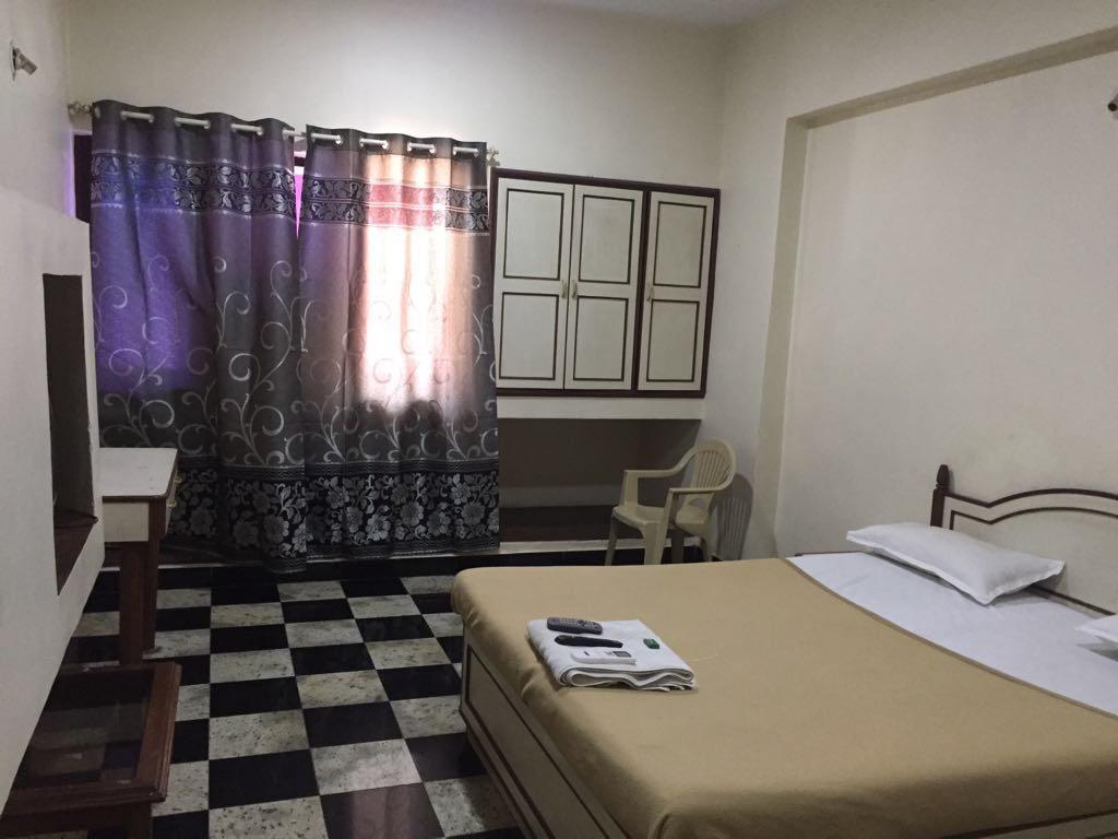 Royale Inn Vapi Bagian luar foto