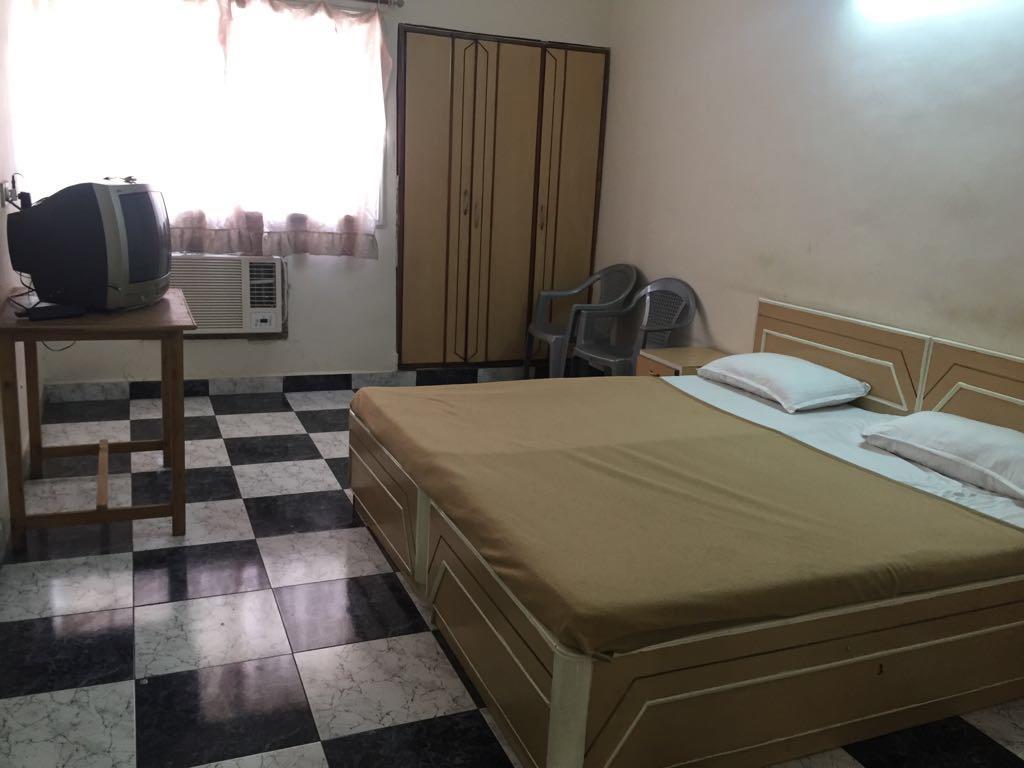Royale Inn Vapi Bagian luar foto