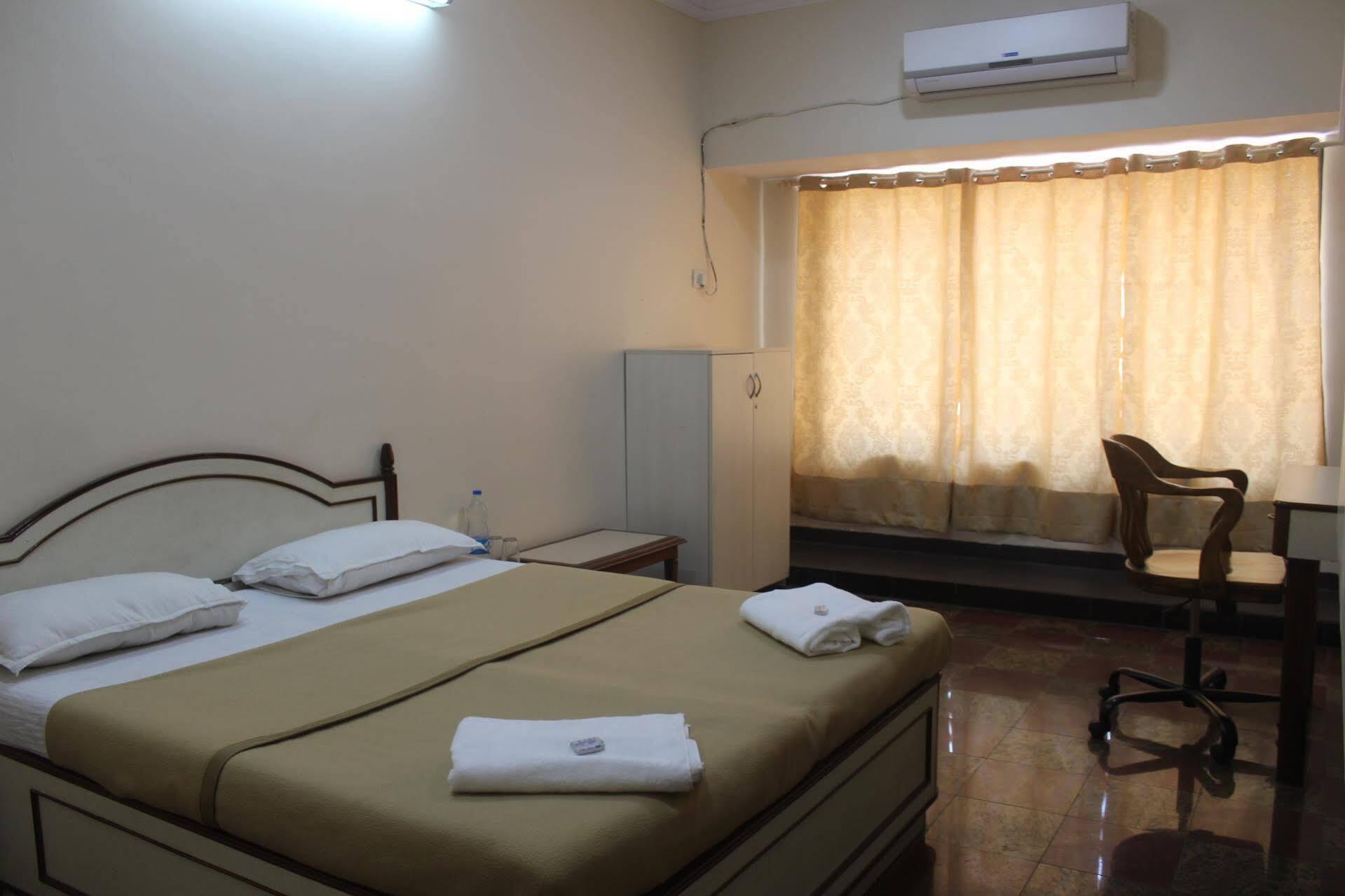 Royale Inn Vapi Bagian luar foto